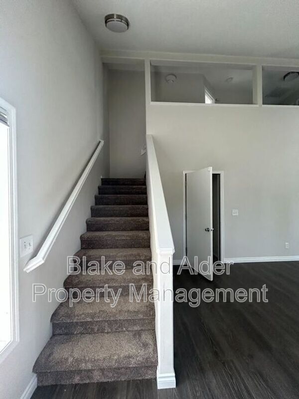 Building Photo - 5609 SE 117th Ave