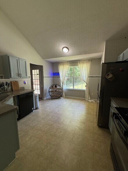 Building Photo - 8684 Goswell Dr