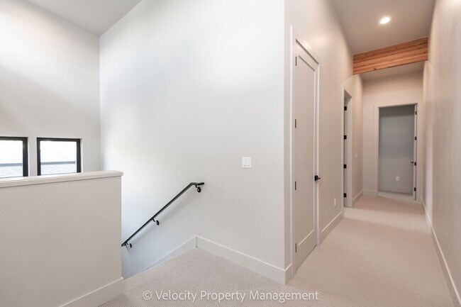 Building Photo - Luxury Westside Townhome!