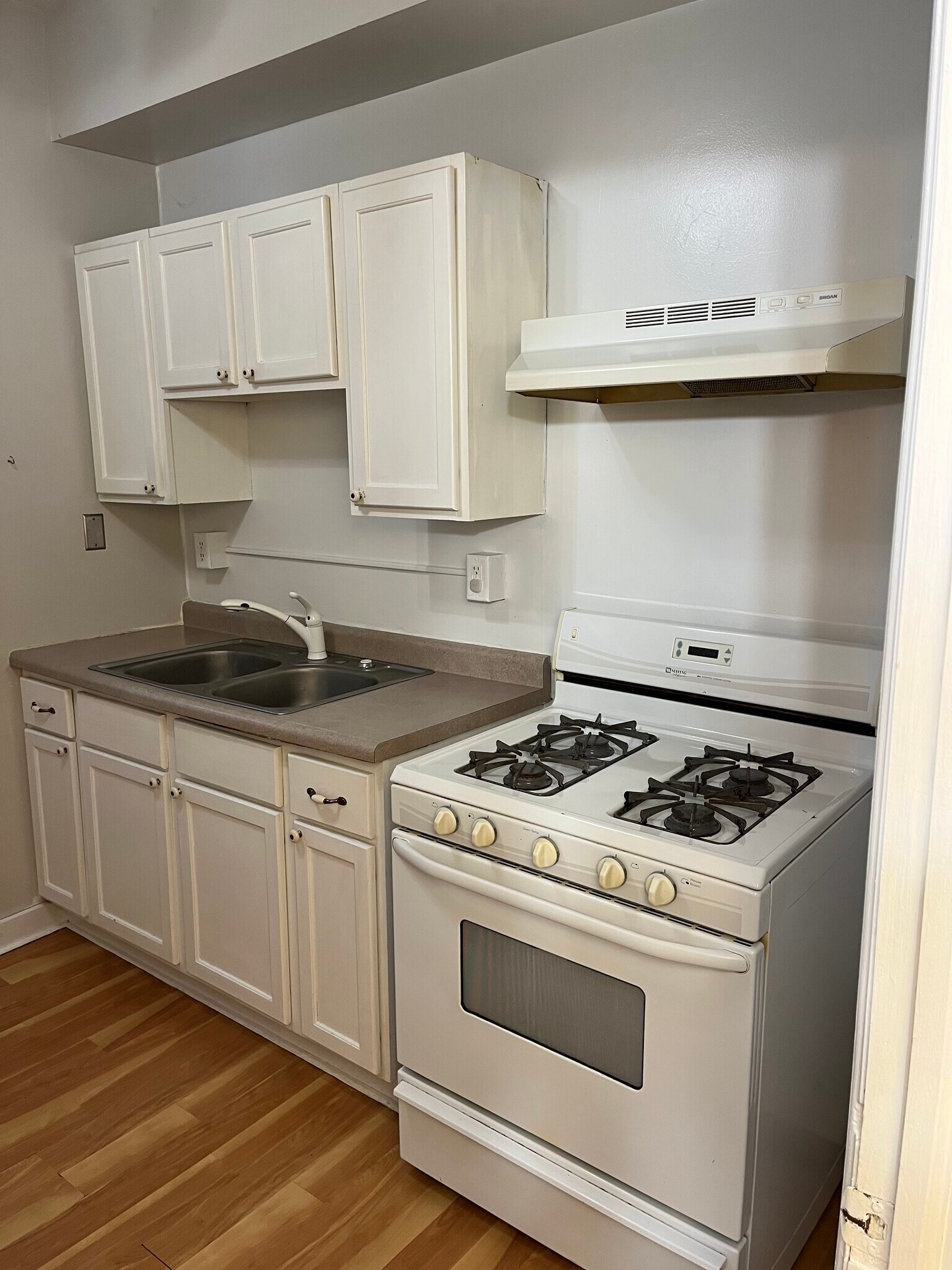 Building Photo - 115 1st St W