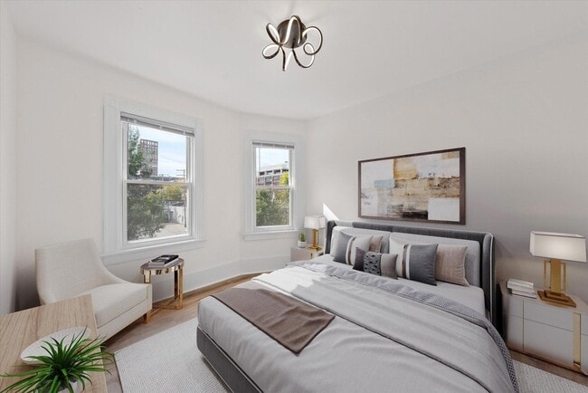 Building Photo - 2026 E Kenilworth Pl