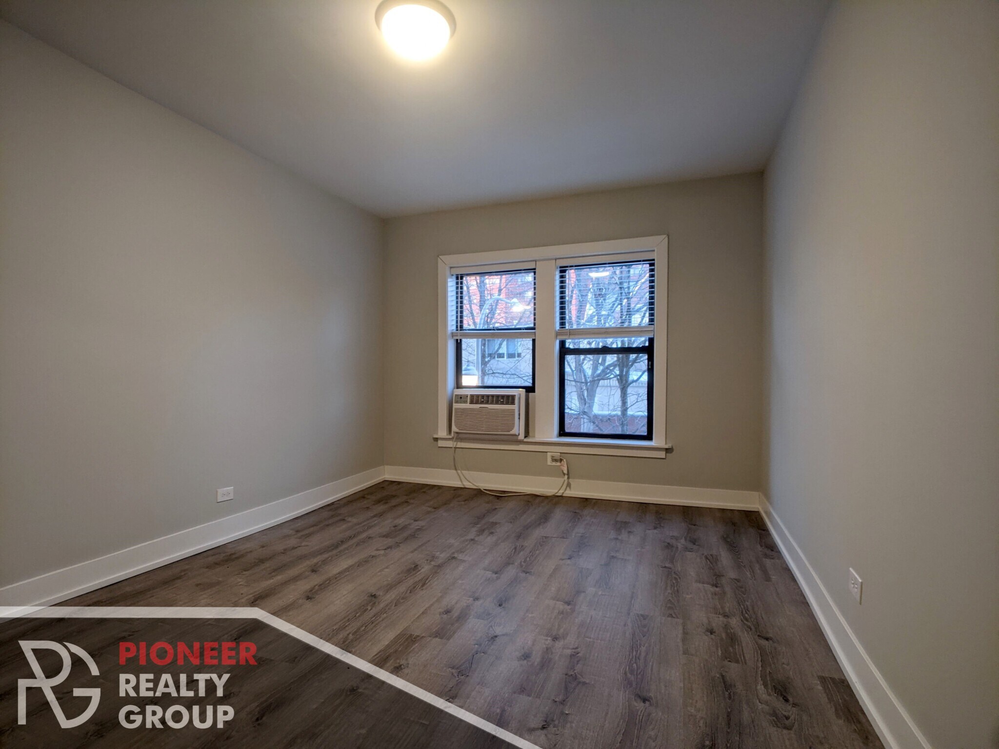 Building Photo - 713 W Brompton Ave