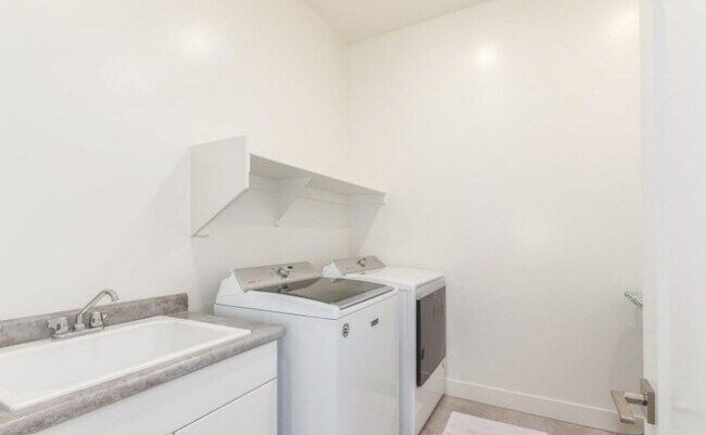 Building Photo - 6810 E Lyra Dr
