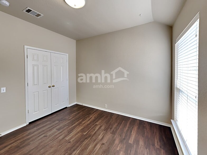 Building Photo - 2910 Saint Jude Dr