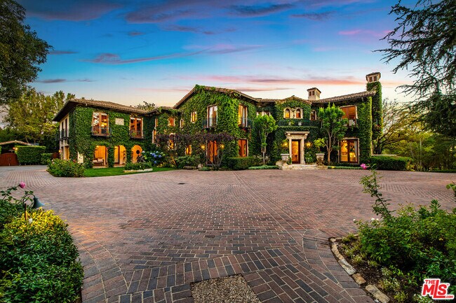 Building Photo - 1550 Amalfi Dr