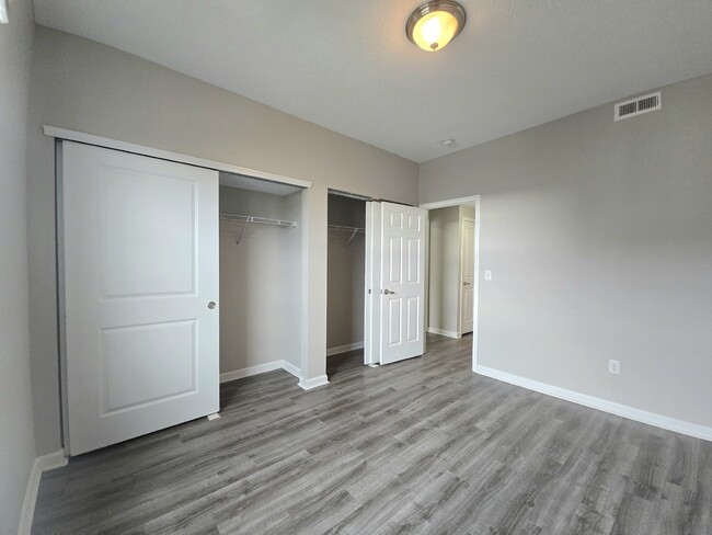 Building Photo - "Chic & Cozy 2-Bed, 2-Bath Urban Retreat i...