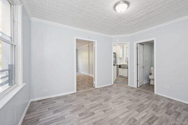 Building Photo - 611 St Lawrence Ave