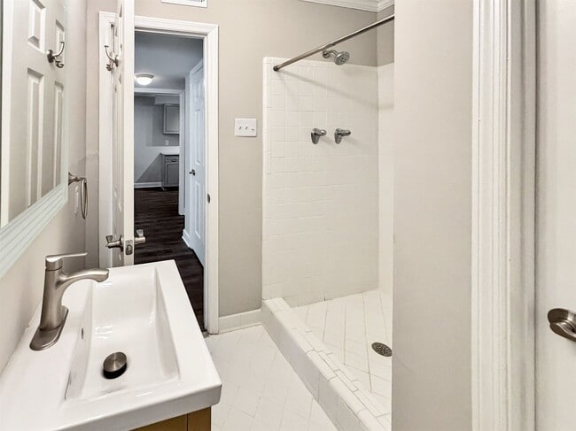 Building Photo - 5030 Meadow Ln