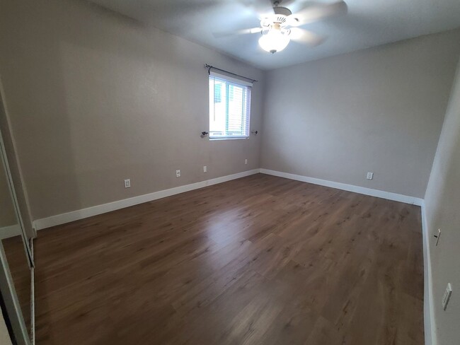 Building Photo - 2 bed 1.5 baths in College area.