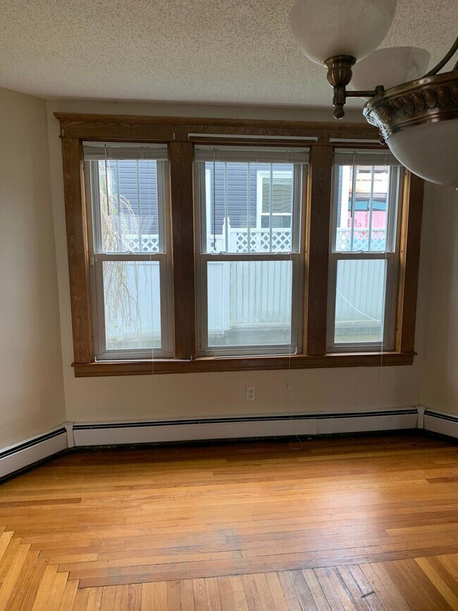 Building Photo - Large three bedroom