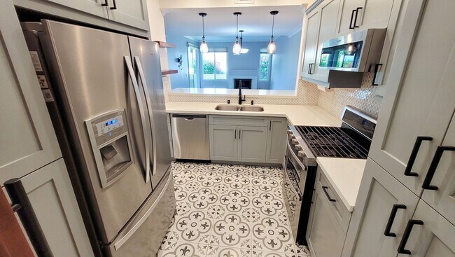 Building Photo - Downstairs 2 Bed 2 Bath Condo in Gated Community!
