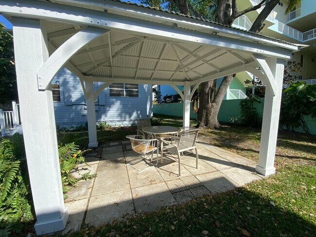 Primary Photo - 11 N Lakeside Dr