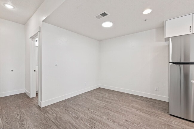Building Photo - "Discover Comfort & Style: Spacious 3-Bed,...