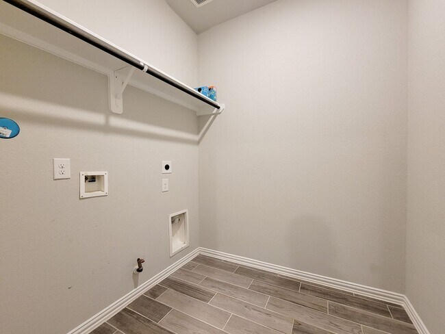 Building Photo - Quiet Cul De Sac! Tray Ceiling in Family & Primary suite. Wood Like Tile, Modern Gray Walls, Grea...