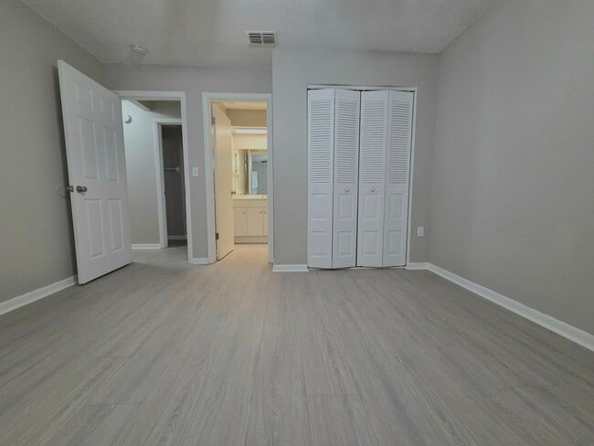 Building Photo - Beautiful 2 Bedroom, 2 Bathroom Apartment ...