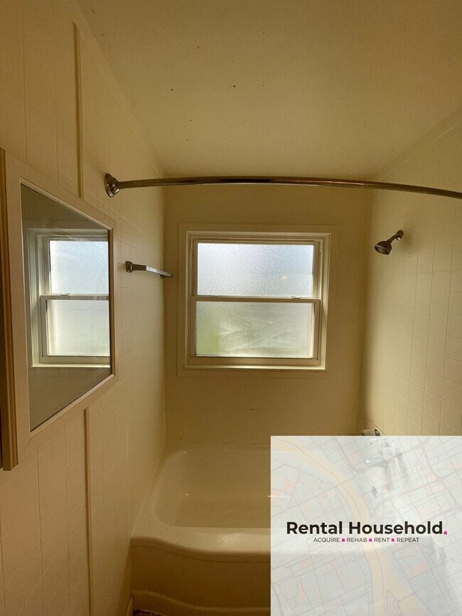 Building Photo - Stunning 3-Bedroom 1-Bath Bunglaow Located in Eastpointe