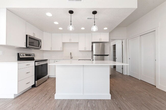 Building Photo - "Discover Comfort & Style: Spacious 3-Bed,...