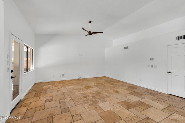 Building Photo - 5903 E Paradise Ln