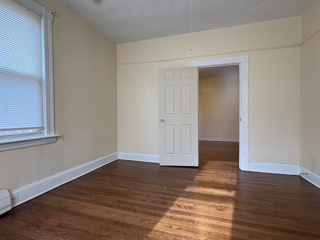 Building Photo - 36 Walnut St