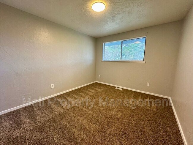 Building Photo - 526 Holly Ln