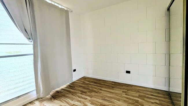 Building Photo - Beautiful 2 beds 1 bath  1 covered parking in Waialae, Honolulu