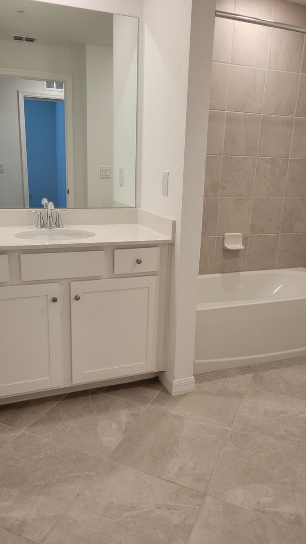 Building Photo - Annual UNfurnished luxury 3/2 ground floor...
