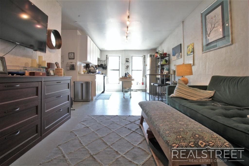 Building Photo - Spacious Studio LOFT in Williamsburg!