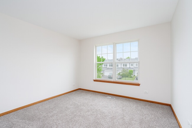 Building Photo - 2476 Oneida Ln