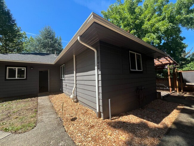 Building Photo - Fabulous NE Portland 2 bedroom 2 bathroom ...