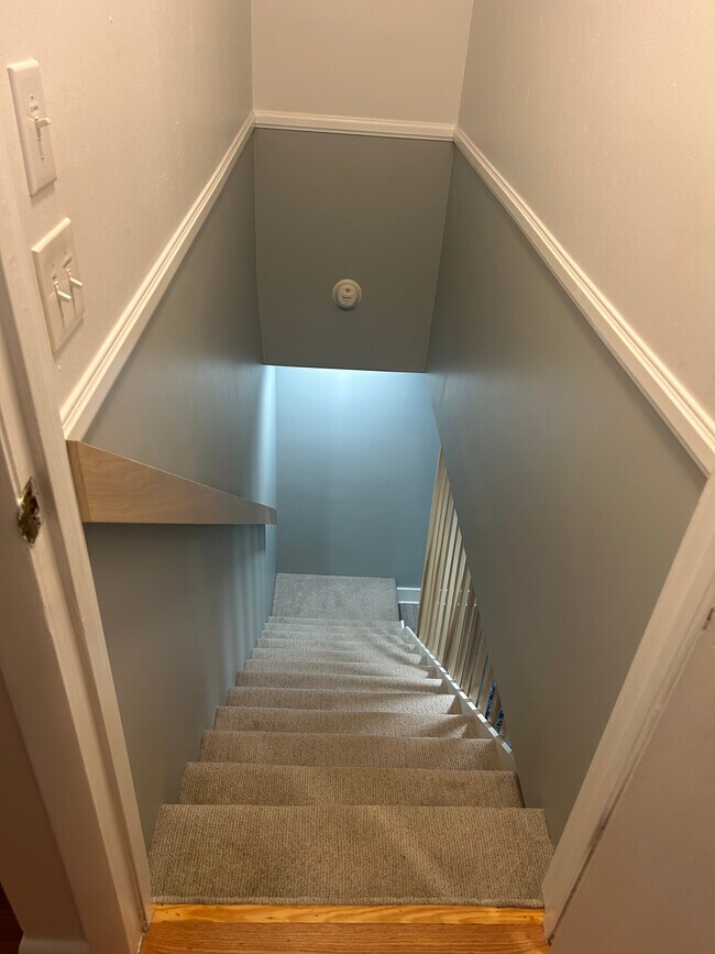 Building Photo - 44 Maple Ave