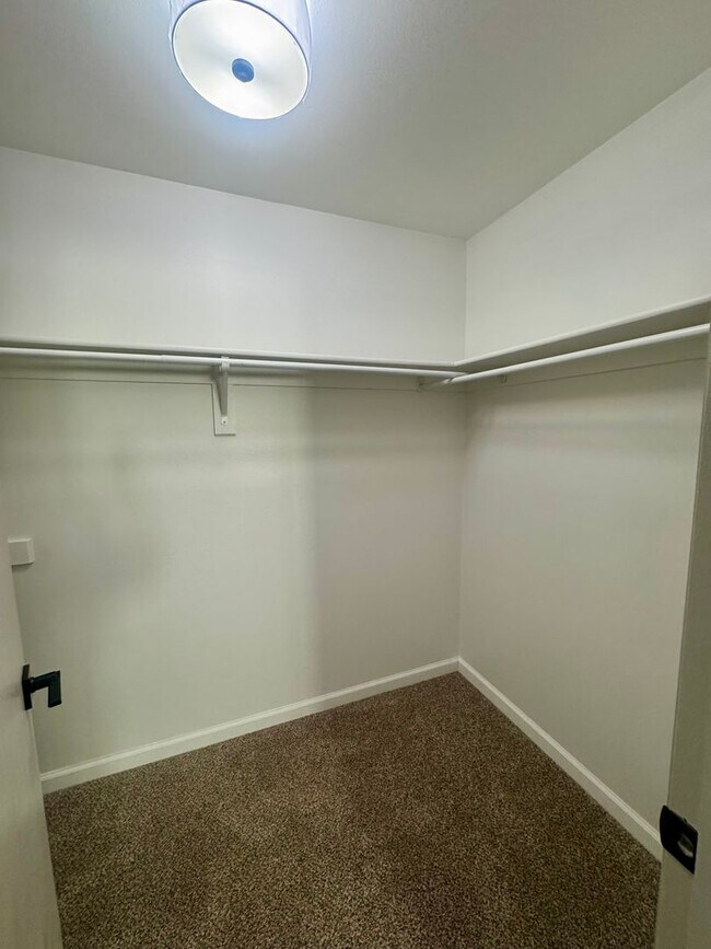 Building Photo - Updated 2 Bedroom CONDO with AC, centrally located