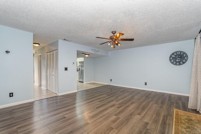 Building Photo - 3118 Manor Dr NE