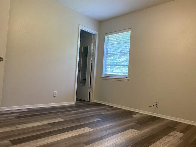 Building Photo - 10286 Dogwood Trail