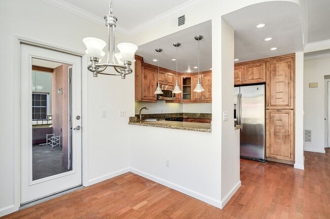 Building Photo - 2 bedroom 2 bathroom condo in Uptown District!