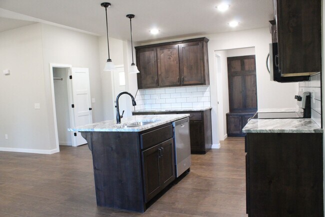 Building Photo - Great brand new home!