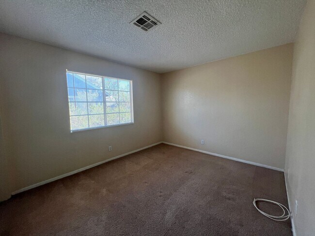 Building Photo - Best kept Fourplex- Mature Landscaping