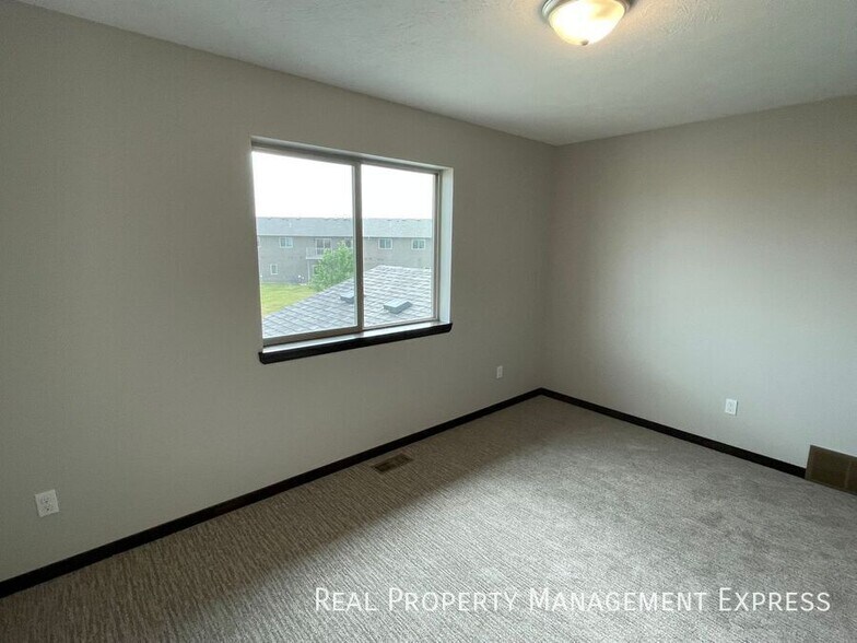 Building Photo - 3 Bed 2.5 Bath Townhome in West Sioux Falls