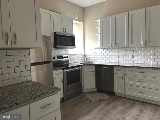 Building Photo - 615 Summit St