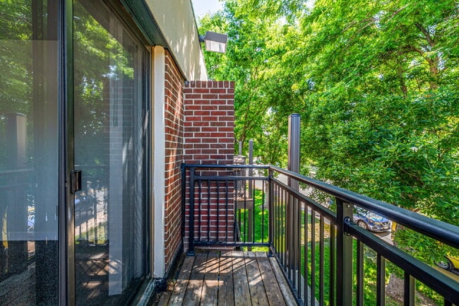 Building Photo - Freshly updated Two bed one bath for rent