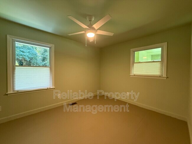 Building Photo - 727 Locust Ln