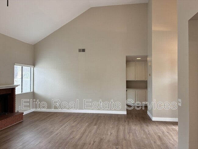 Building Photo - 4582 Villas Dr