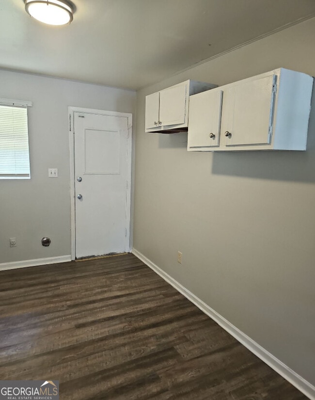 Building Photo - 6494 Lower Dixie Lake Rd