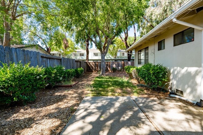 Building Photo - Cute 2 Bedroom Duplex in Great Morgan Hill...