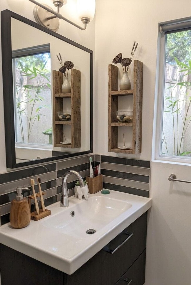 Building Photo - 1517 E Roosevelt St