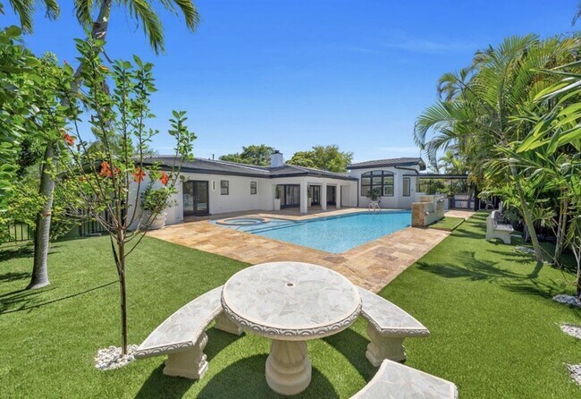 Building Photo - 5120 Carillo St