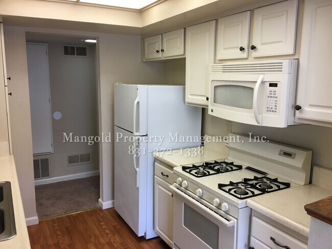 Building Photo - Comfortable 2-Bedroom 1-Bath Condo with Gr...