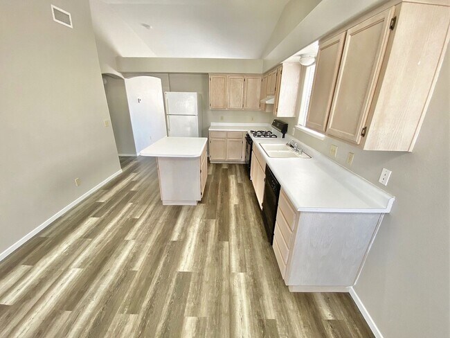 Building Photo - STUNNING 2 BEDROOM, 2 BATH CONDO LOCATED I...
