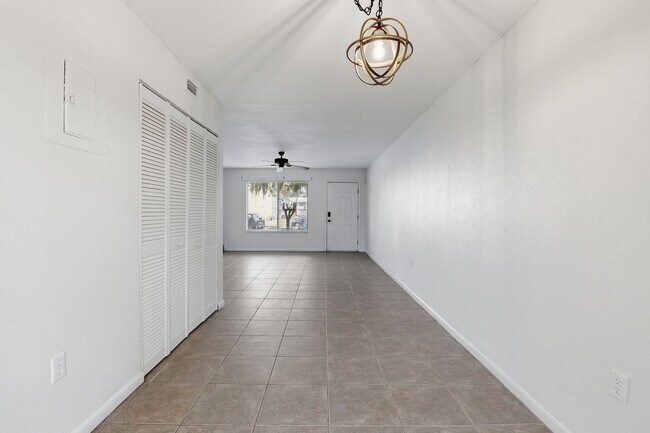 Building Photo - Southfork Oaks Condo