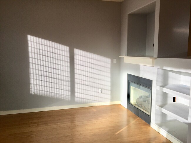 Building Photo - Gorgeous and Spacious Townhome in Waneka L...