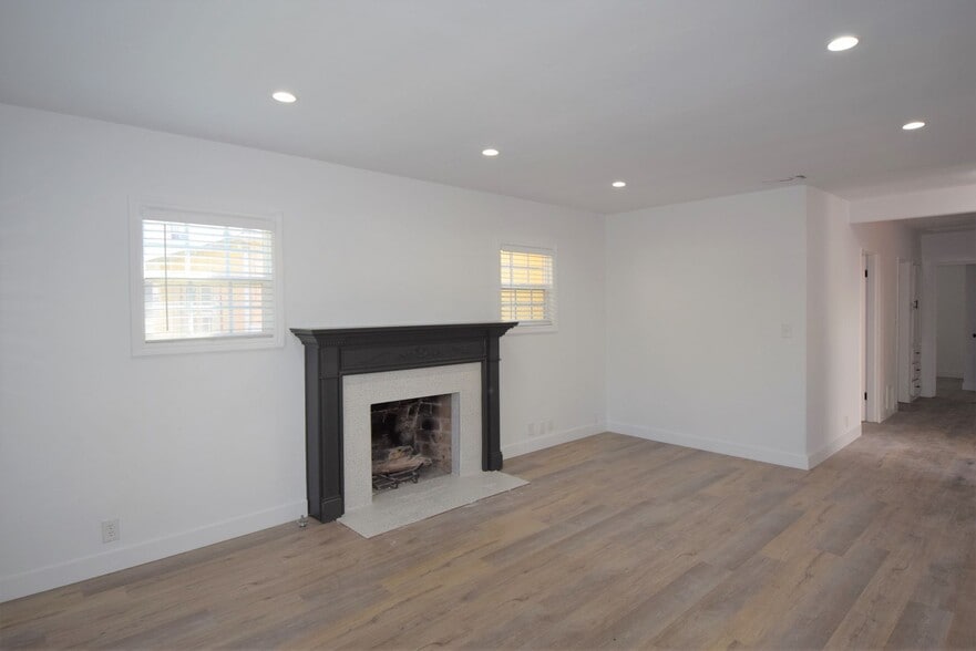 Building Photo - 721 N Hollywood Way